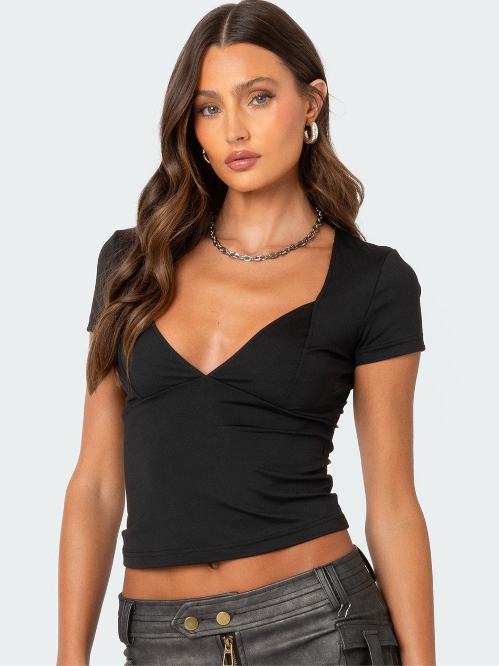EDIKTED Women’s Black Short Sleeve Sweetheart Crop Top